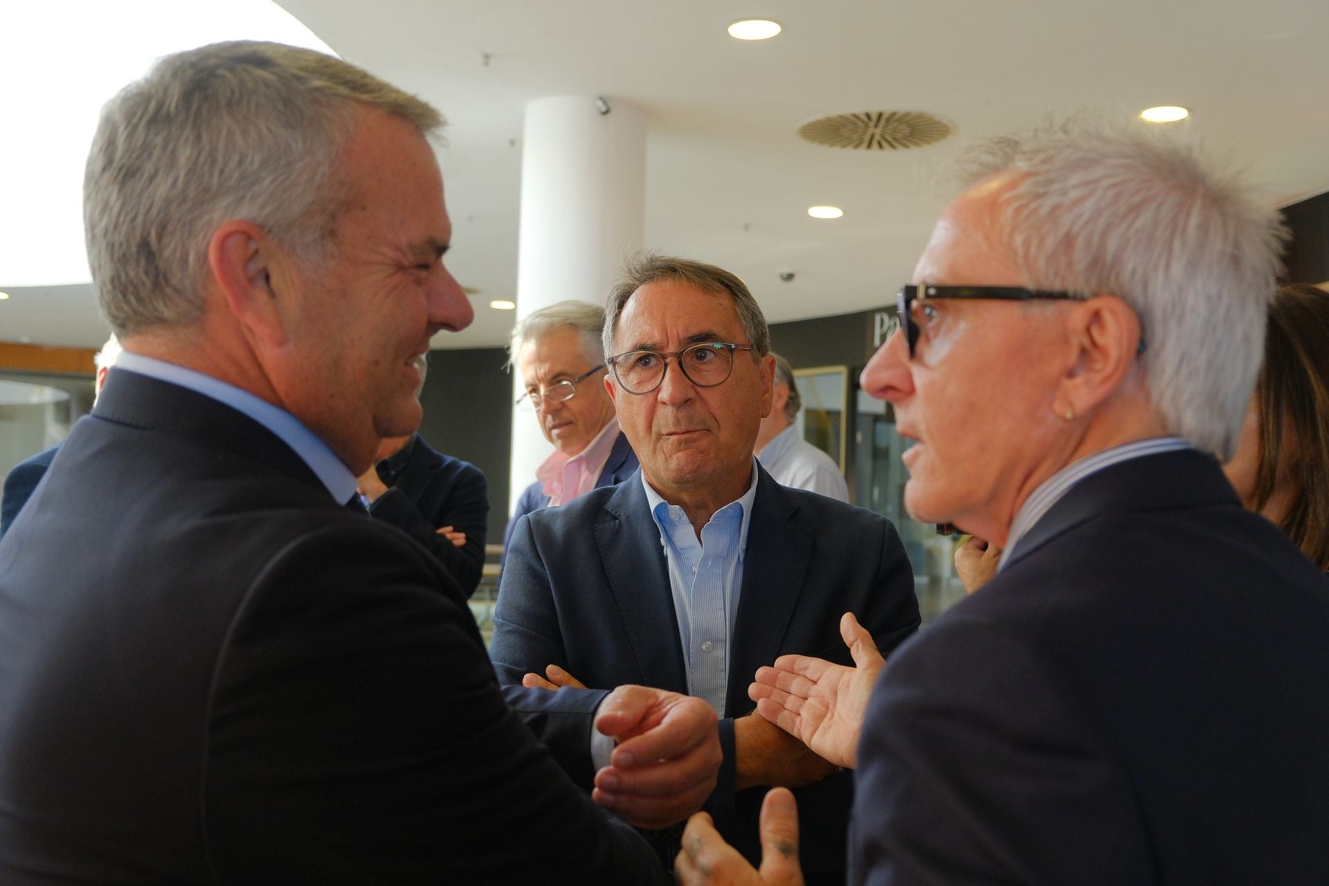 El encuentro de Josep Oliu (Banco Sabadell) con empresarios de Alicante, en imágenes