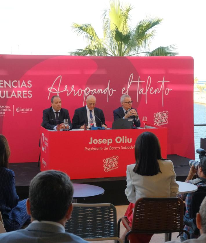 Imagen secundaria 2 - Oliu defiende desde Alicante la independencia de Sabadell frente a la OPA de BBVA
