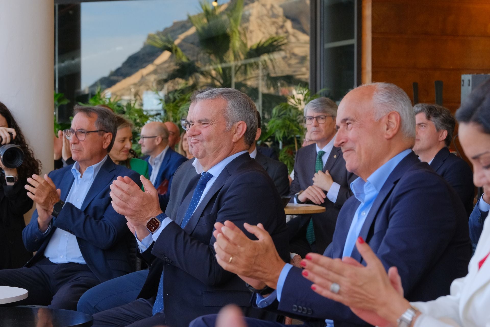 El encuentro de Josep Oliu (Banco Sabadell) con empresarios de Alicante, en imágenes