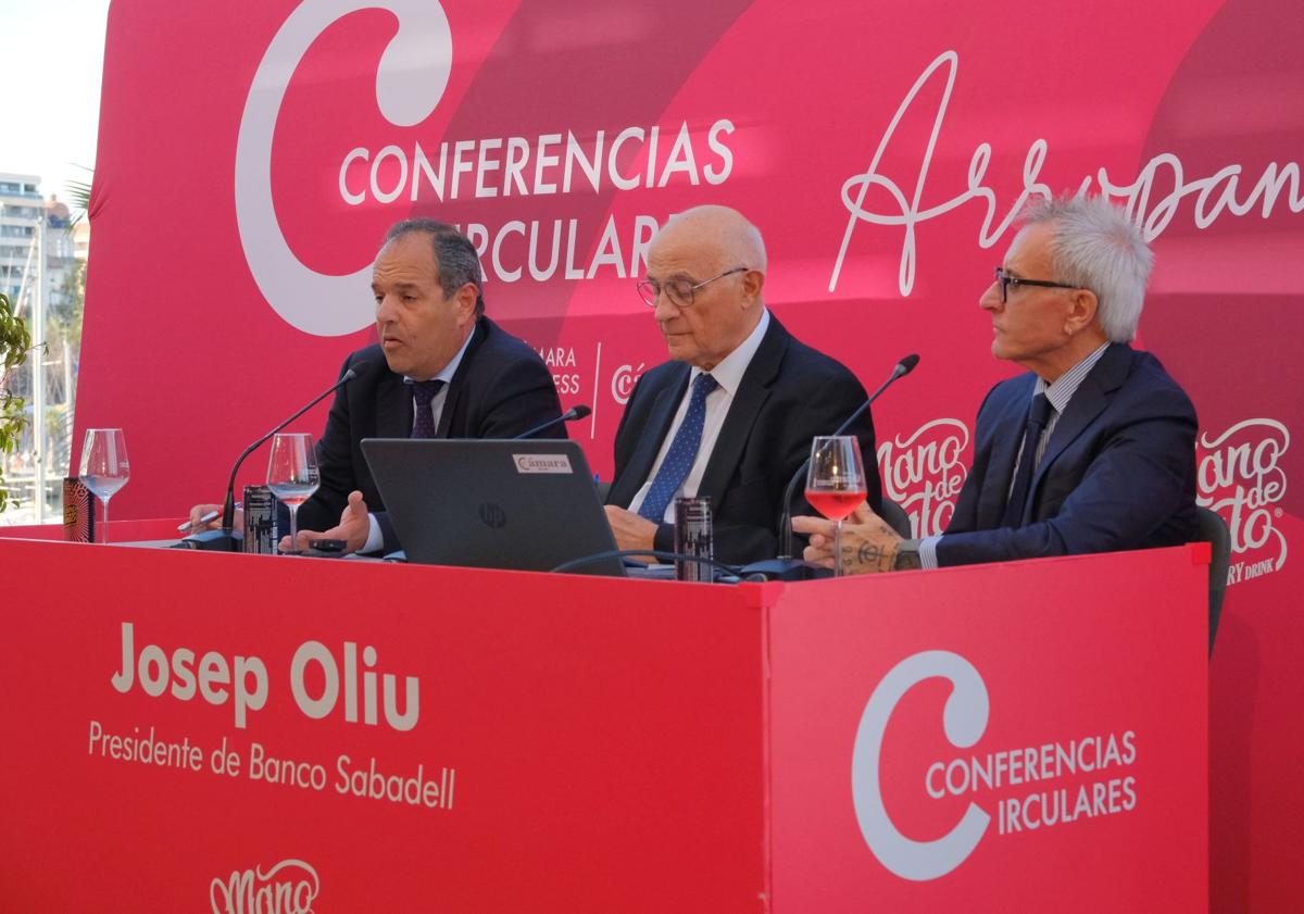 Imagen principal - Oliu defiende desde Alicante la independencia de Sabadell frente a la OPA de BBVA