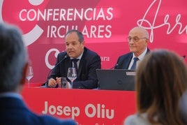 Carlos Baño junto con Josep Oliu.
