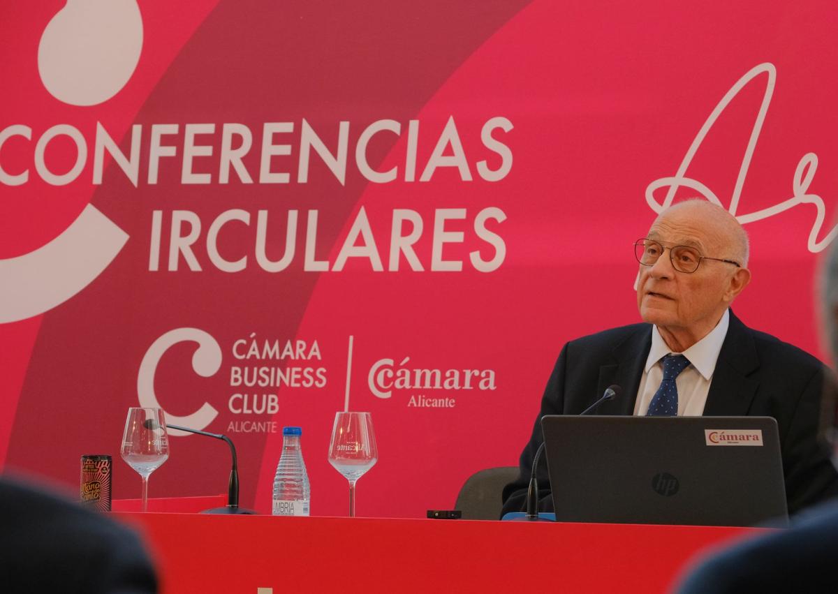 Imagen secundaria 1 - Oliu defiende desde Alicante la independencia de Sabadell frente a la OPA de BBVA