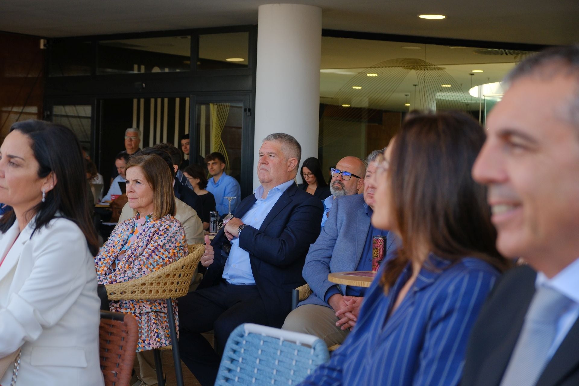 El encuentro de Josep Oliu (Banco Sabadell) con empresarios de Alicante, en imágenes