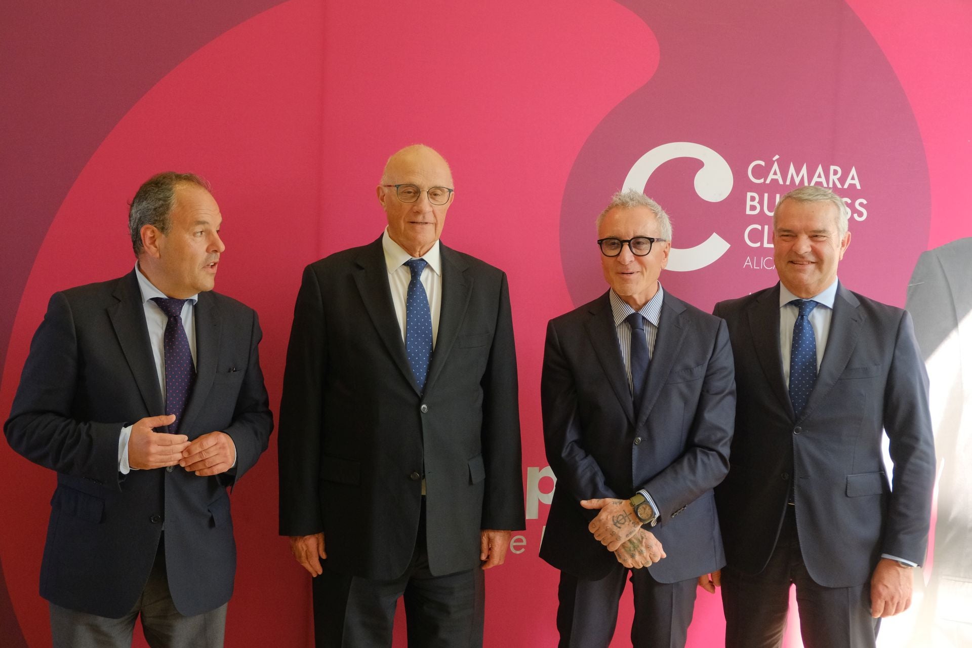 El encuentro de Josep Oliu (Banco Sabadell) con empresarios de Alicante, en imágenes