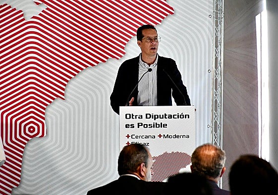 El secretario general del PSPV, Rubén Alfaro, en el encuentro con empresarios.