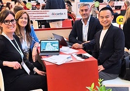 La delegación alicantina, reunida con un posible cliente, en la feria IMEX de Frankfurt.