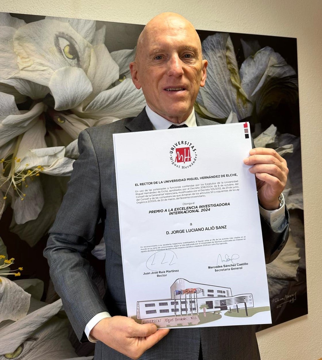 El doctor Jorge Alió muestra el premio recibido a la excelencia.