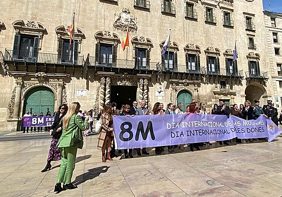 Despliegue de pancartas por el Día de la Mujer, delante el equipo de gobierno y detrás la izquierda.
