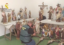 Uno de los investigadores fotografía las imágenes recuperadas.