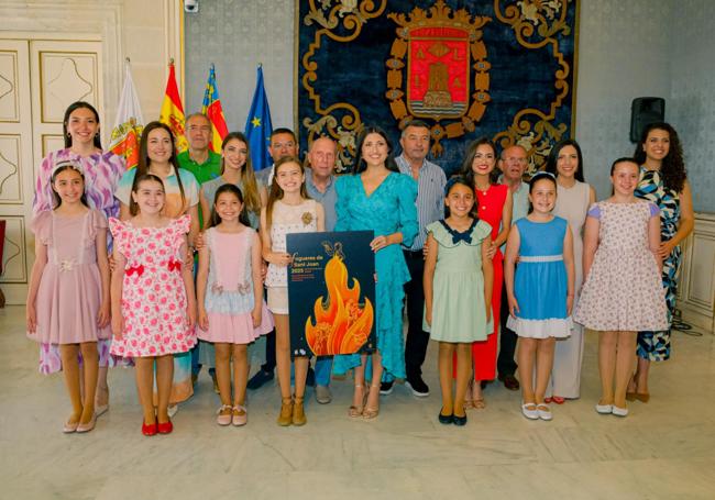 Las belleas del foc y sus dames d'honor con el cartel y presidentes de la Federació y antigua Comisión Gestora.