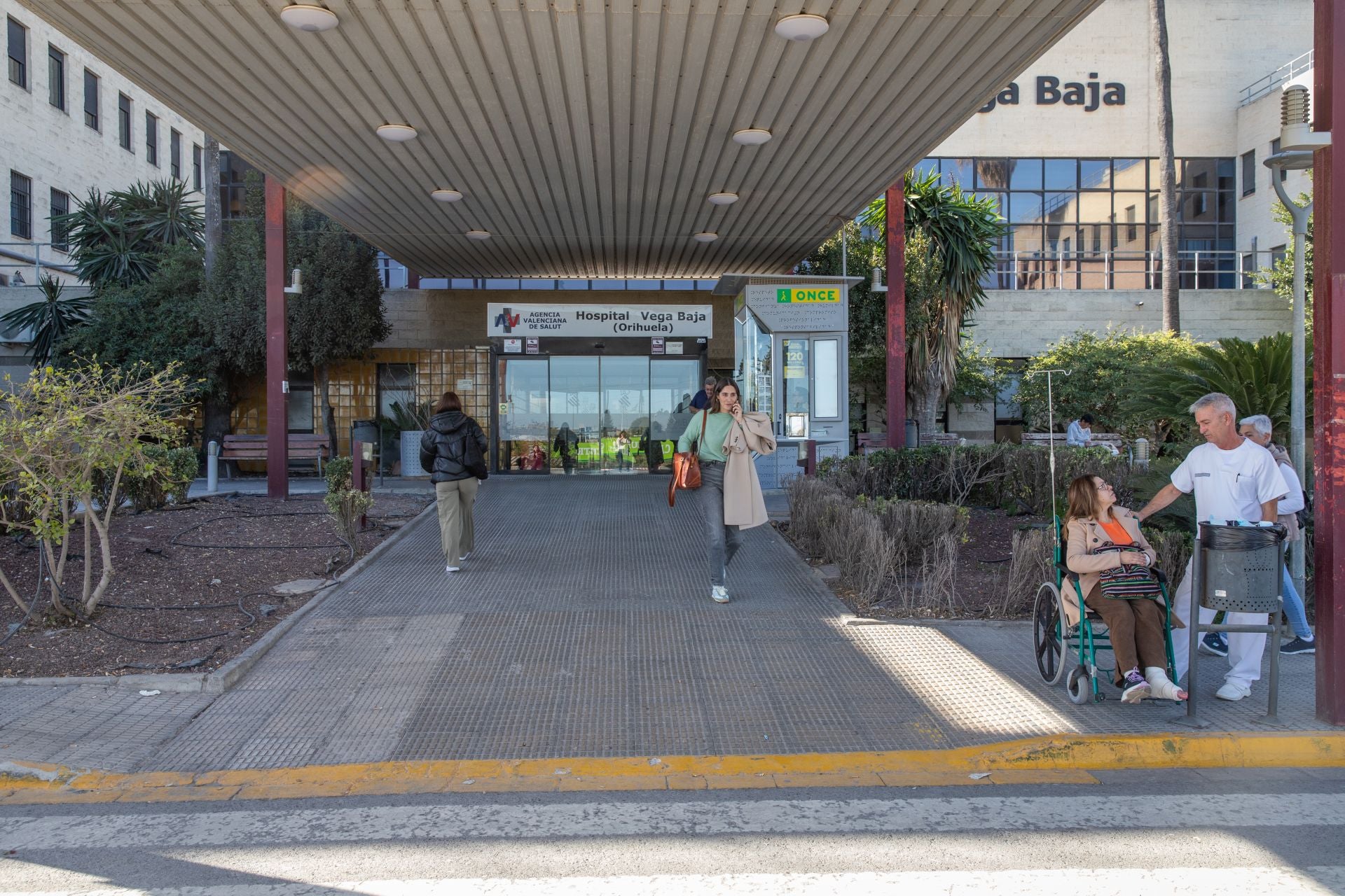 Over Two Months Without Dermatologists or Nephrologists at Orihuela Hospital