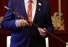 Alcalde con vara de mando.