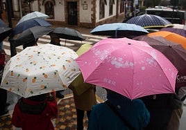 Un grupo de personas con paraguas, en imagen de archivo.