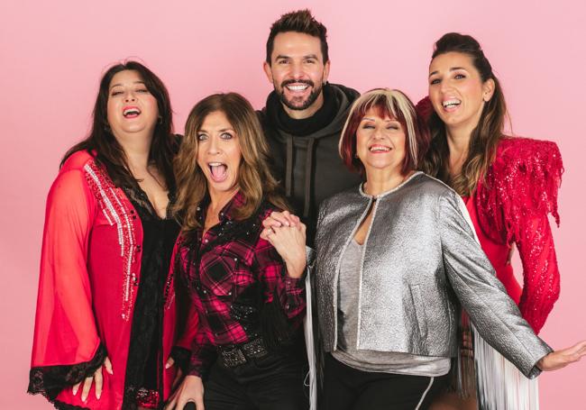 The cast of 'Las que gritan' with José María del Castillo.