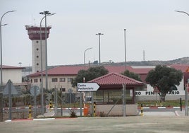 Acceso al Centro Penitenciario de Villena.