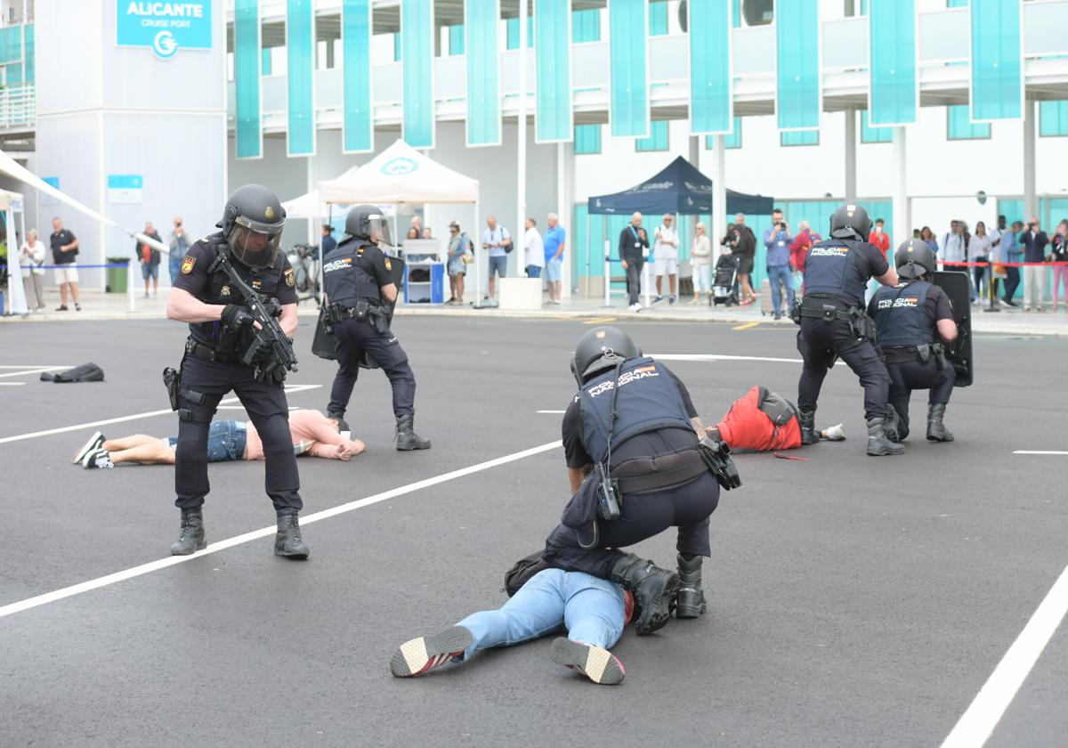 Las imágenes más impactantes del simulacro antiterrorista en Alicante