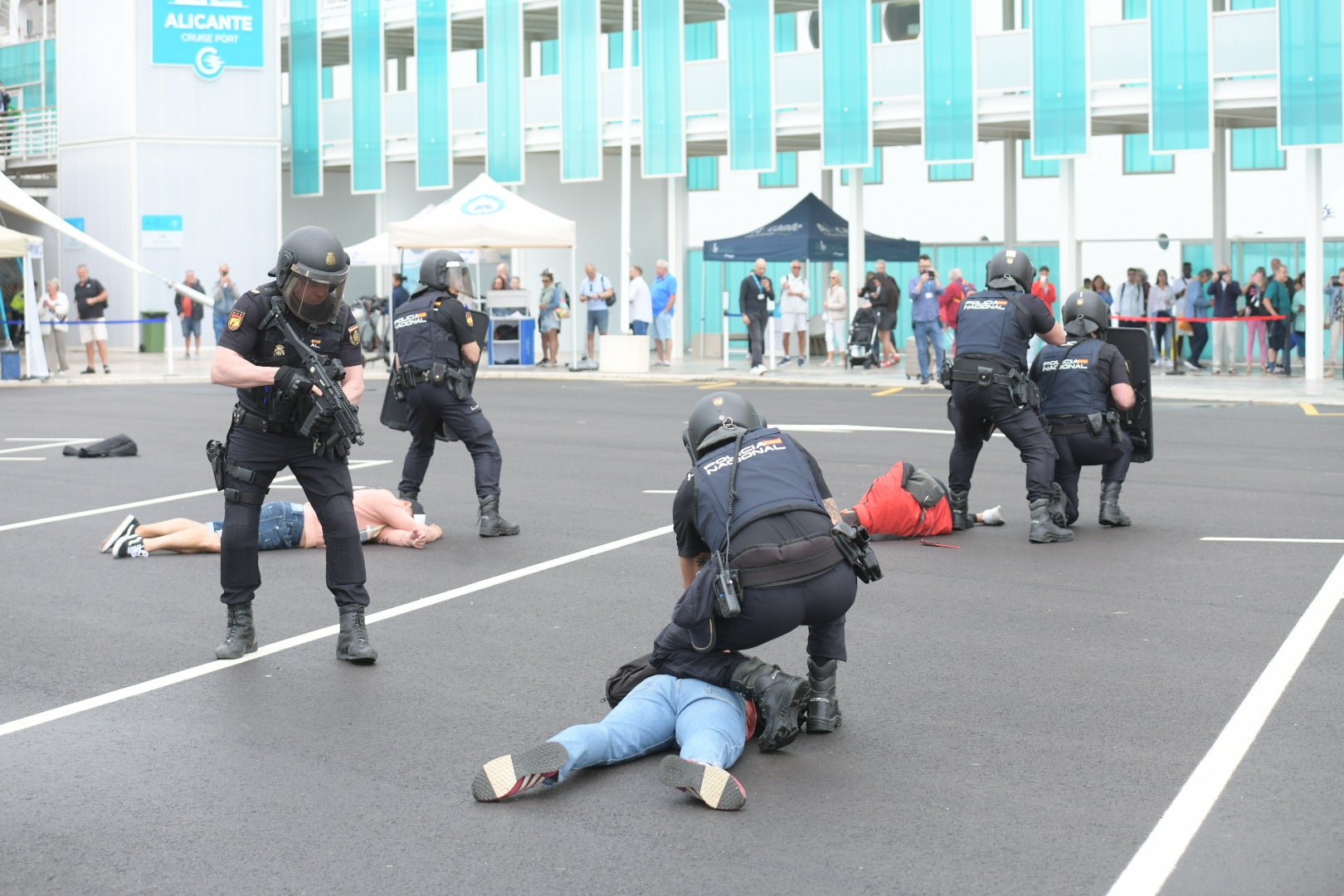 Las imágenes más impactantes del simulacro antiterrorista en Alicante