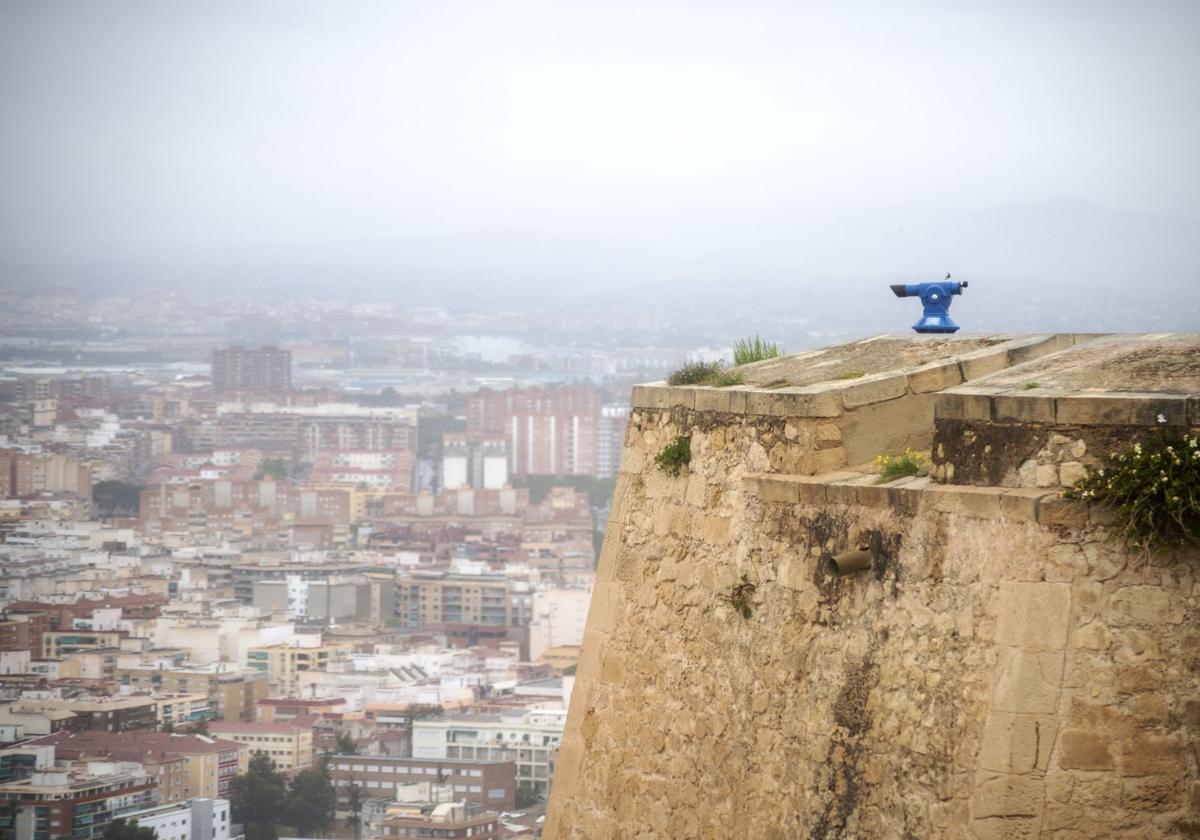 Castillo de Santa Bárbara un día de lluvia.