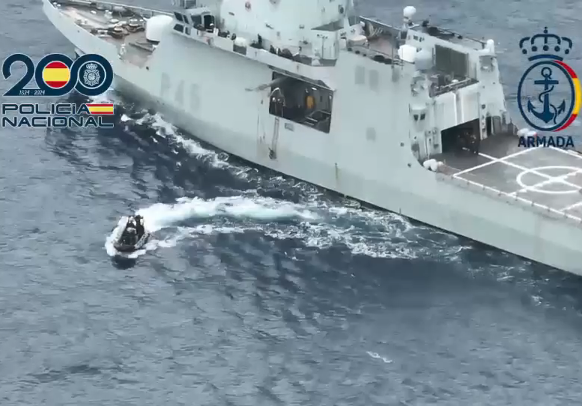 Imagen principal - GEO forces storm a hijacked ship from a Navy patrol boat during a simulation in Alicante