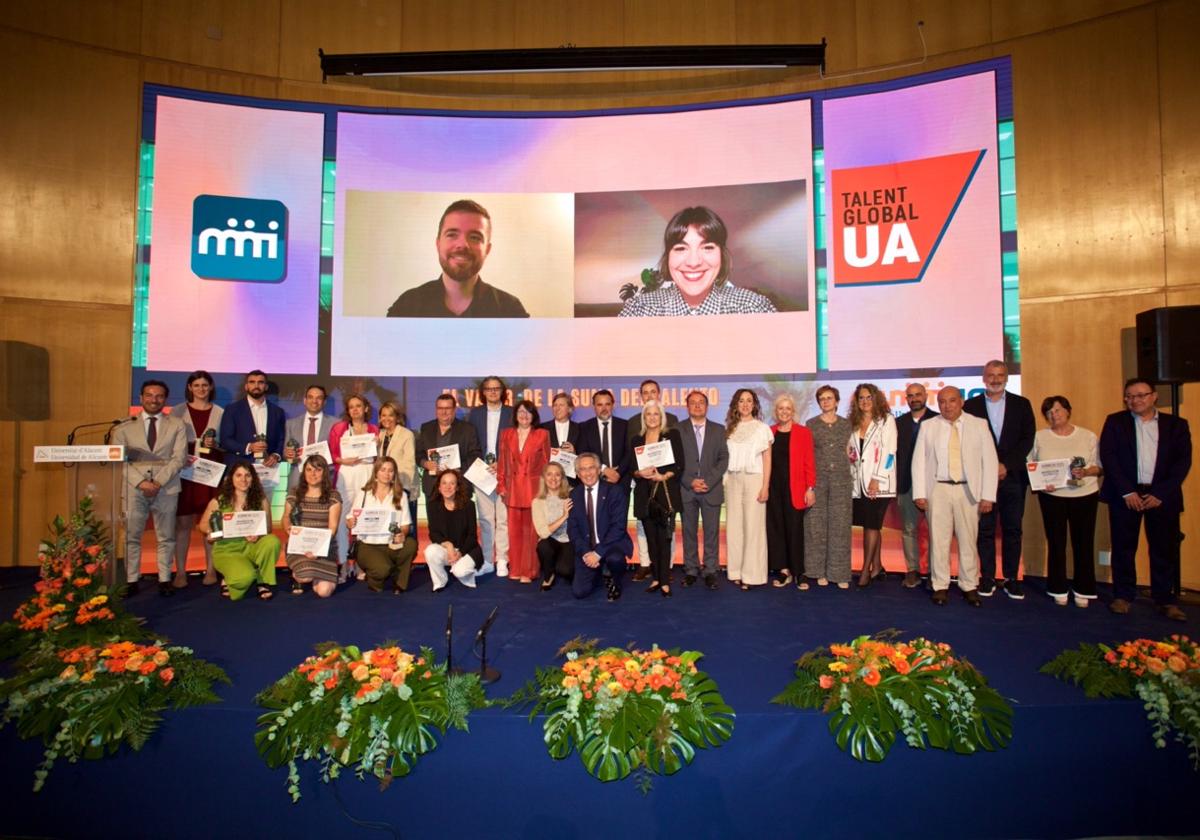 Family photo on the stage of the auditorium of the Aulario II during the IV Alumni Gala of the University of Alicante.