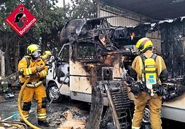 Imagen de la caravana calcinada.