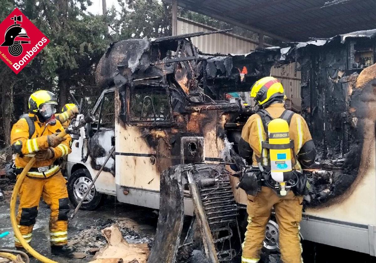 Imagen de la caravana calcinada.