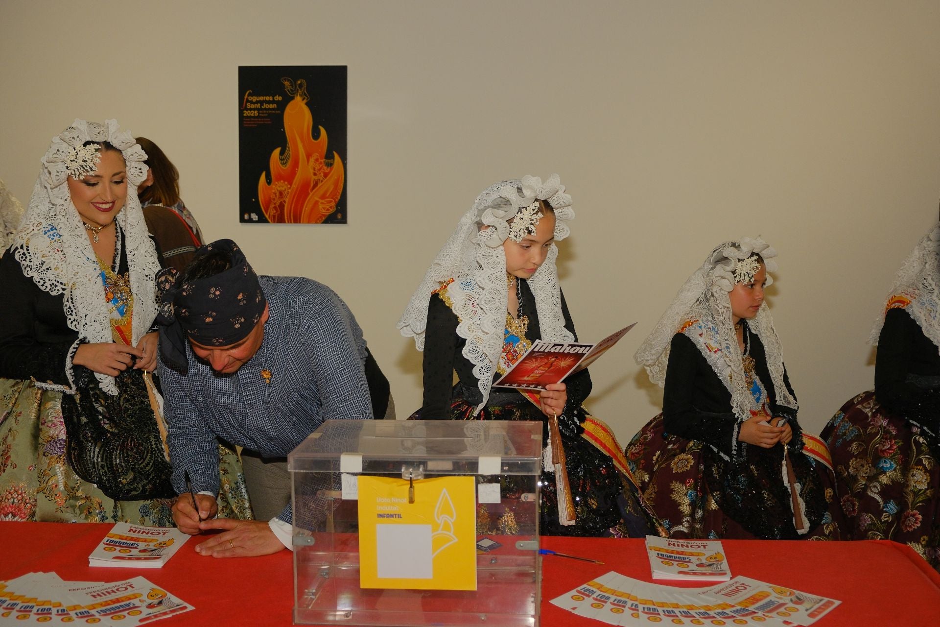La inauguración y mascletà de la exposición del ninot, foto a foto