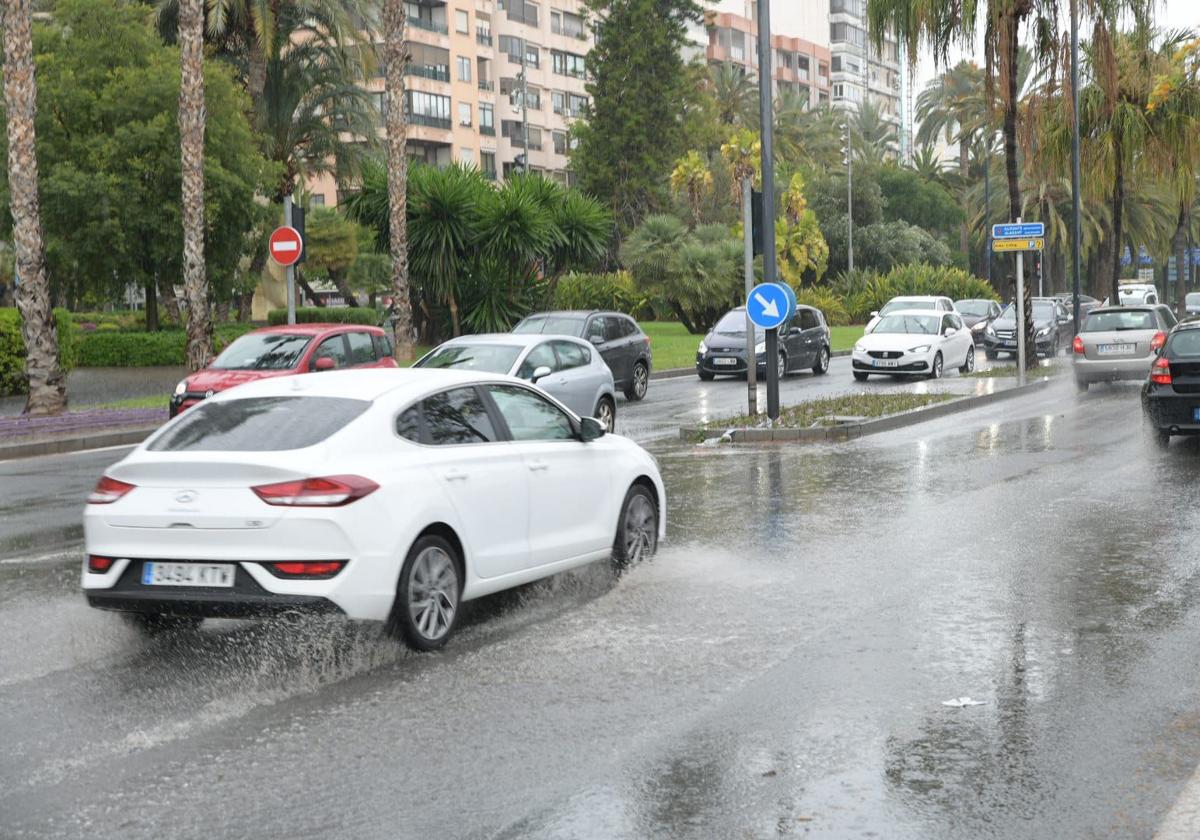 Weather in Alicante: Torrential Rain Floods Streets and Turns Barranco de las Ovejas into a River