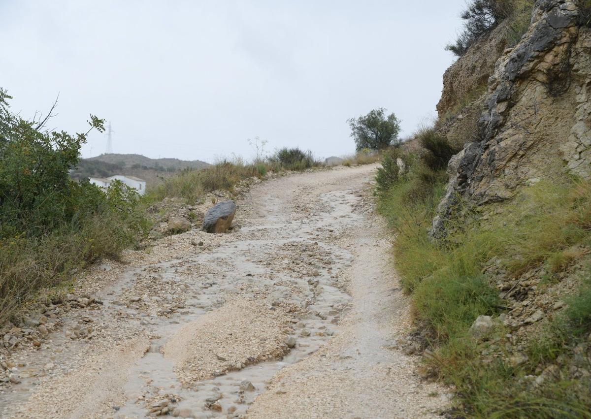 Imagen secundaria 1 - Details of the road during this Friday's rains.