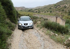El coche de un vecino tratando de llegar a su casa en Monnegre.