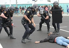 Simulacro de atentado en el puerto de Alicante llevado a cabo este vienes.