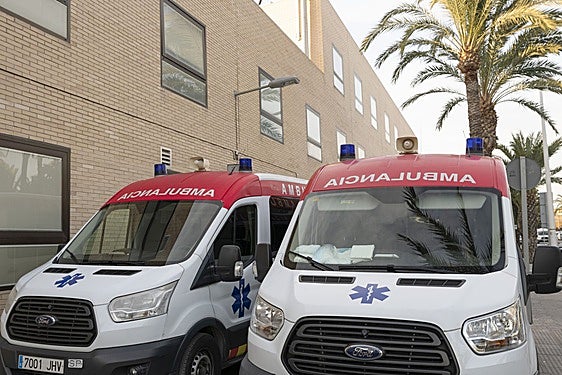 Ambulancia en el hospital de Elche.