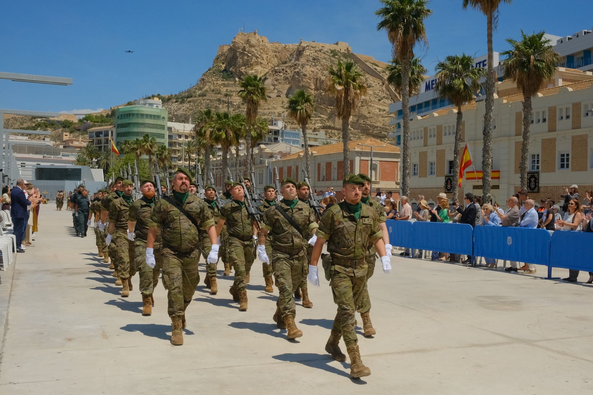 Más de mil personas juran la bandera de España con los &#039;boinas verdes&#039; en el Puerto de Alicante