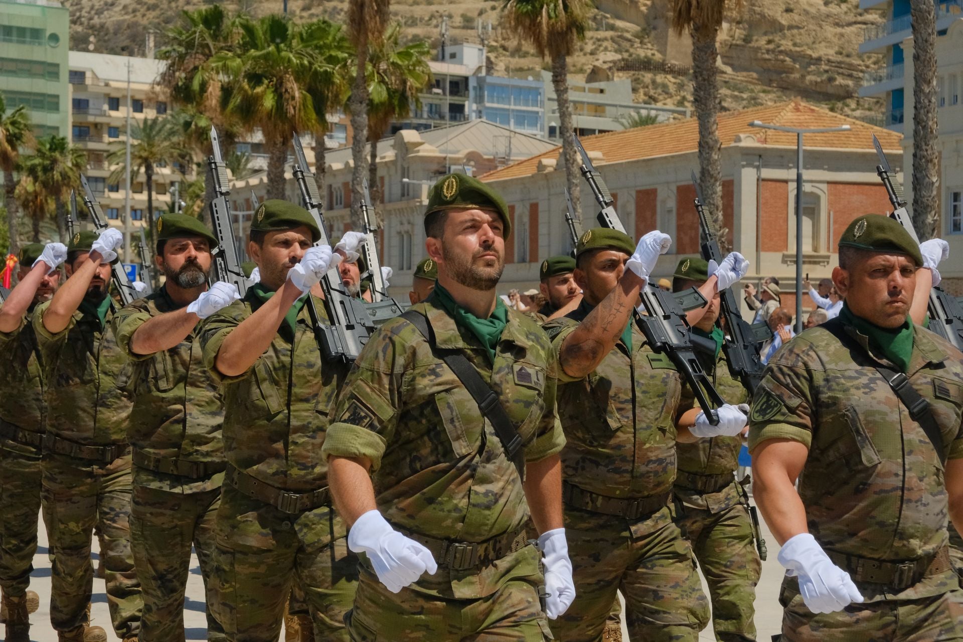 Más de mil personas juran la bandera de España con los &#039;boinas verdes&#039; en el Puerto de Alicante