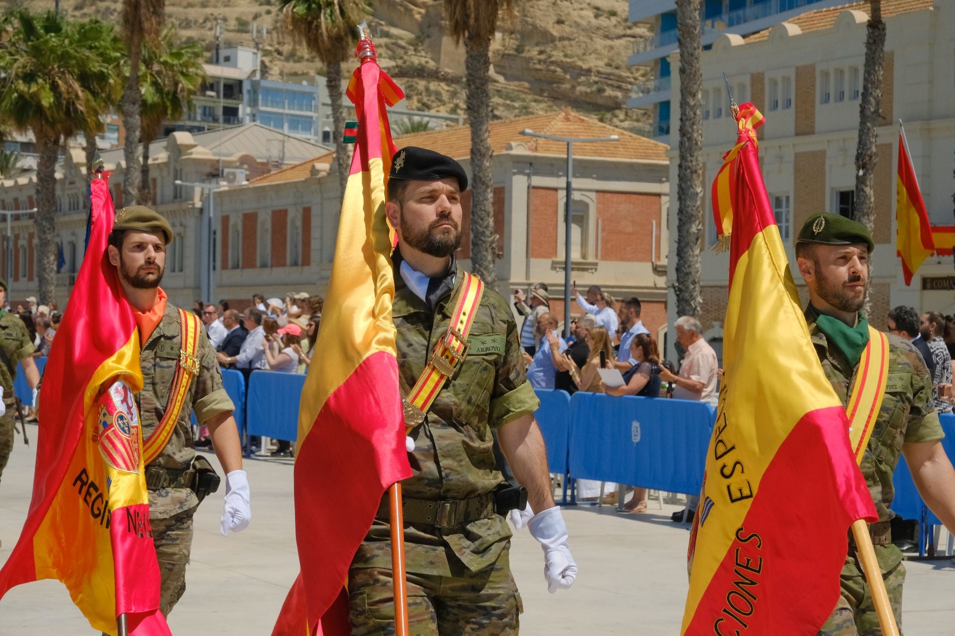 Más de mil personas juran la bandera de España con los &#039;boinas verdes&#039; en el Puerto de Alicante
