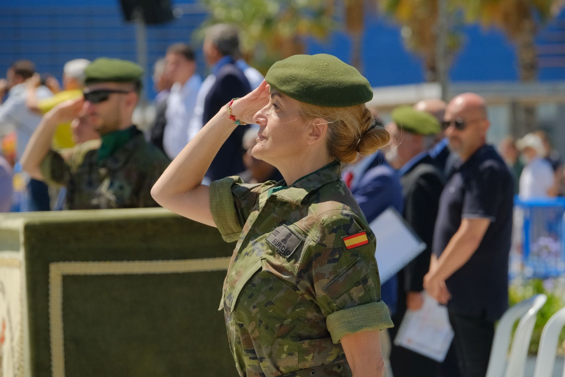 Más de mil personas juran la bandera de España con los &#039;boinas verdes&#039; en el Puerto de Alicante