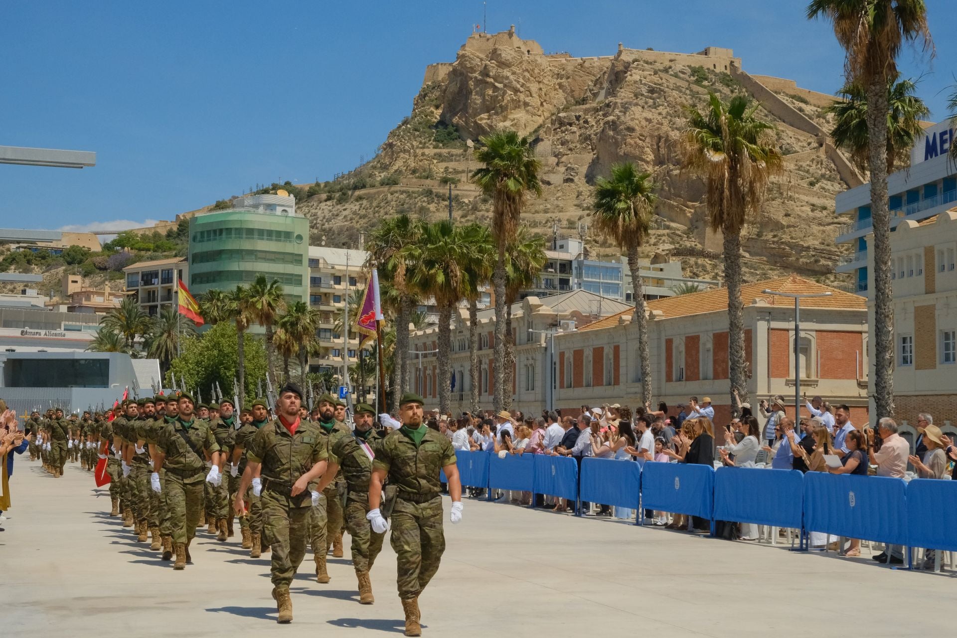 Más de mil personas juran la bandera de España con los &#039;boinas verdes&#039; en el Puerto de Alicante
