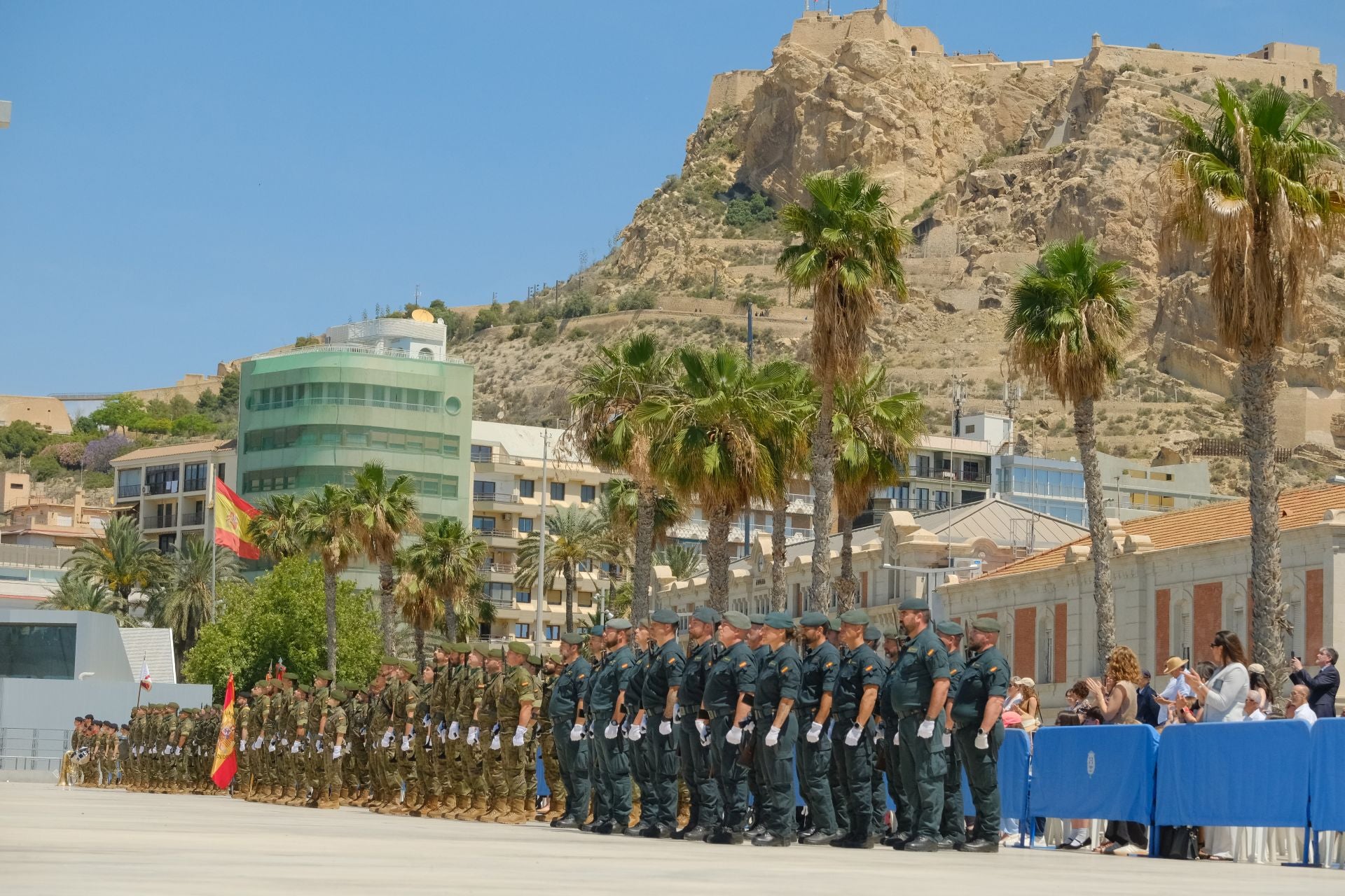 Más de mil personas juran la bandera de España con los &#039;boinas verdes&#039; en el Puerto de Alicante