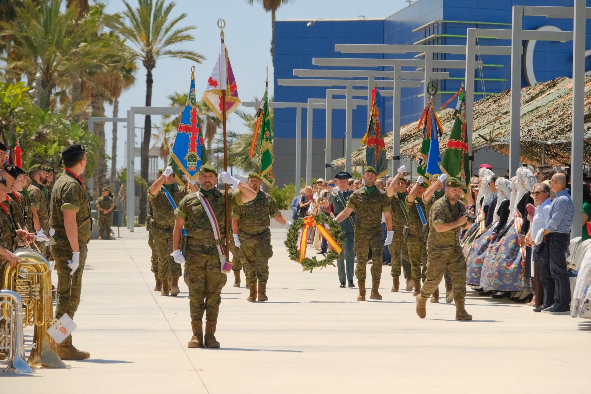Más de mil personas juran la bandera de España con los &#039;boinas verdes&#039; en el Puerto de Alicante