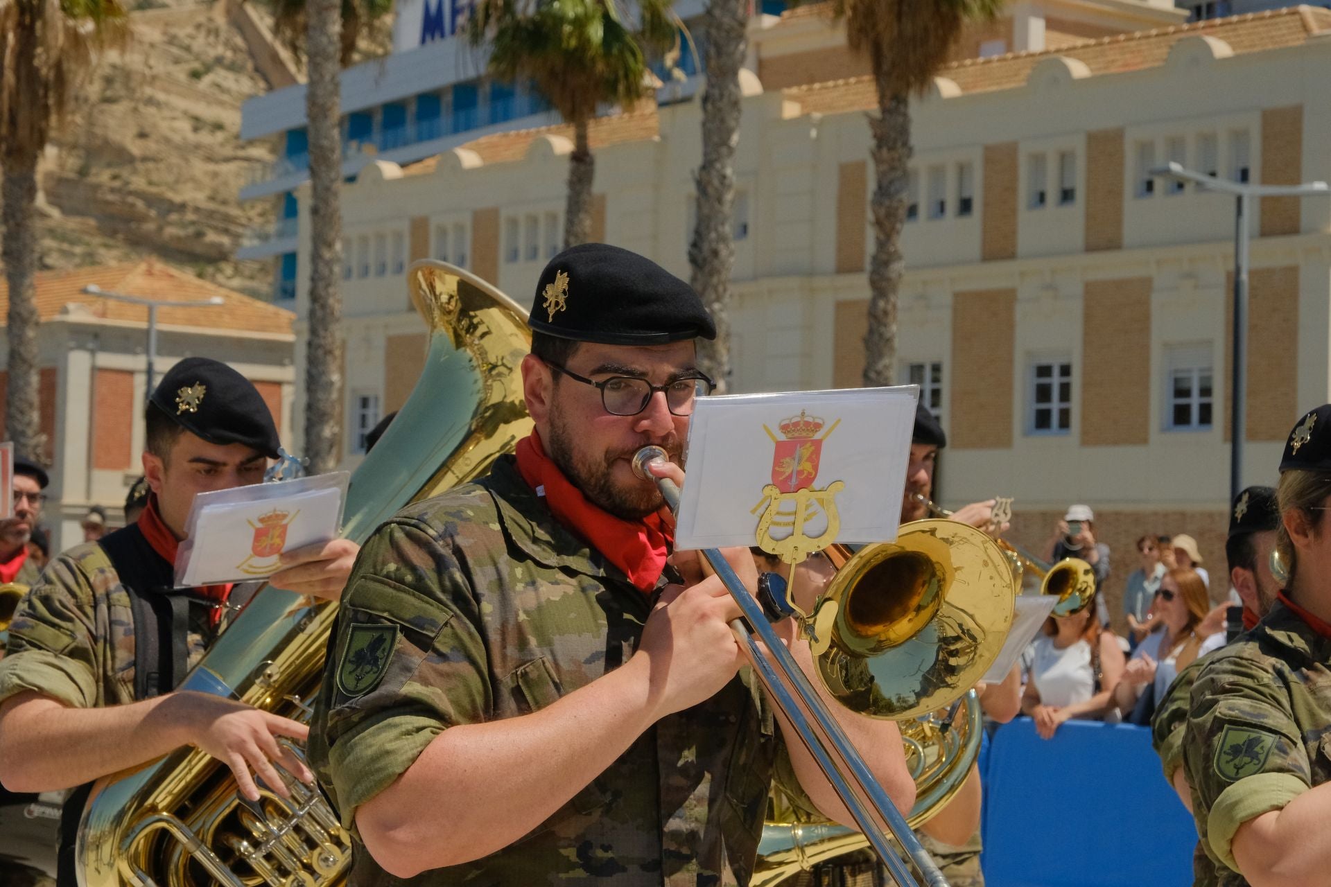 Más de mil personas juran la bandera de España con los &#039;boinas verdes&#039; en el Puerto de Alicante