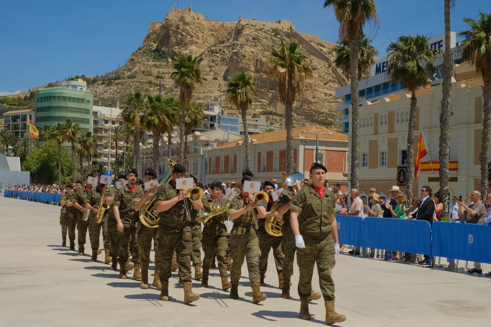 Más de mil personas juran la bandera de España con los &#039;boinas verdes&#039; en el Puerto de Alicante