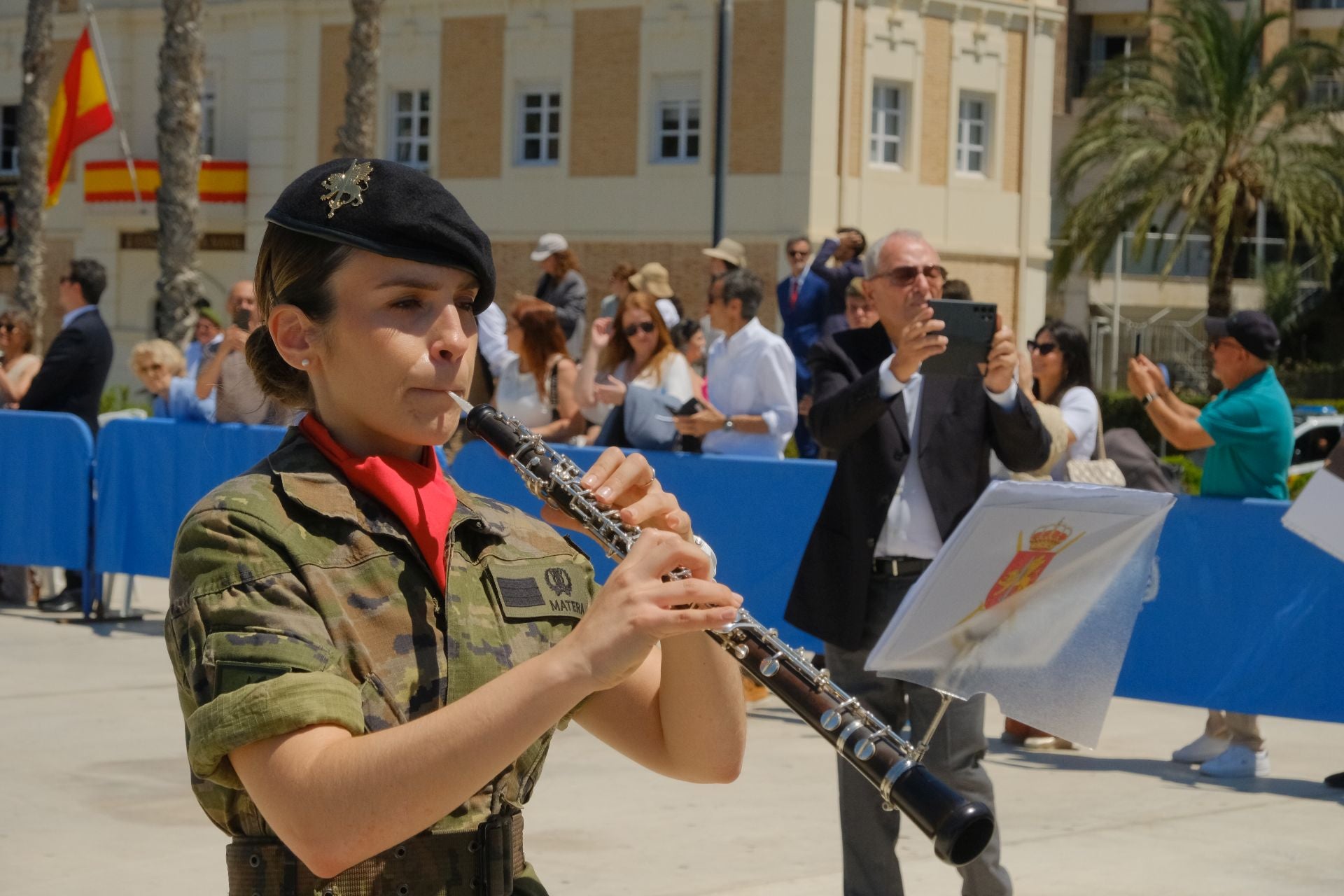 Más de mil personas juran la bandera de España con los &#039;boinas verdes&#039; en el Puerto de Alicante
