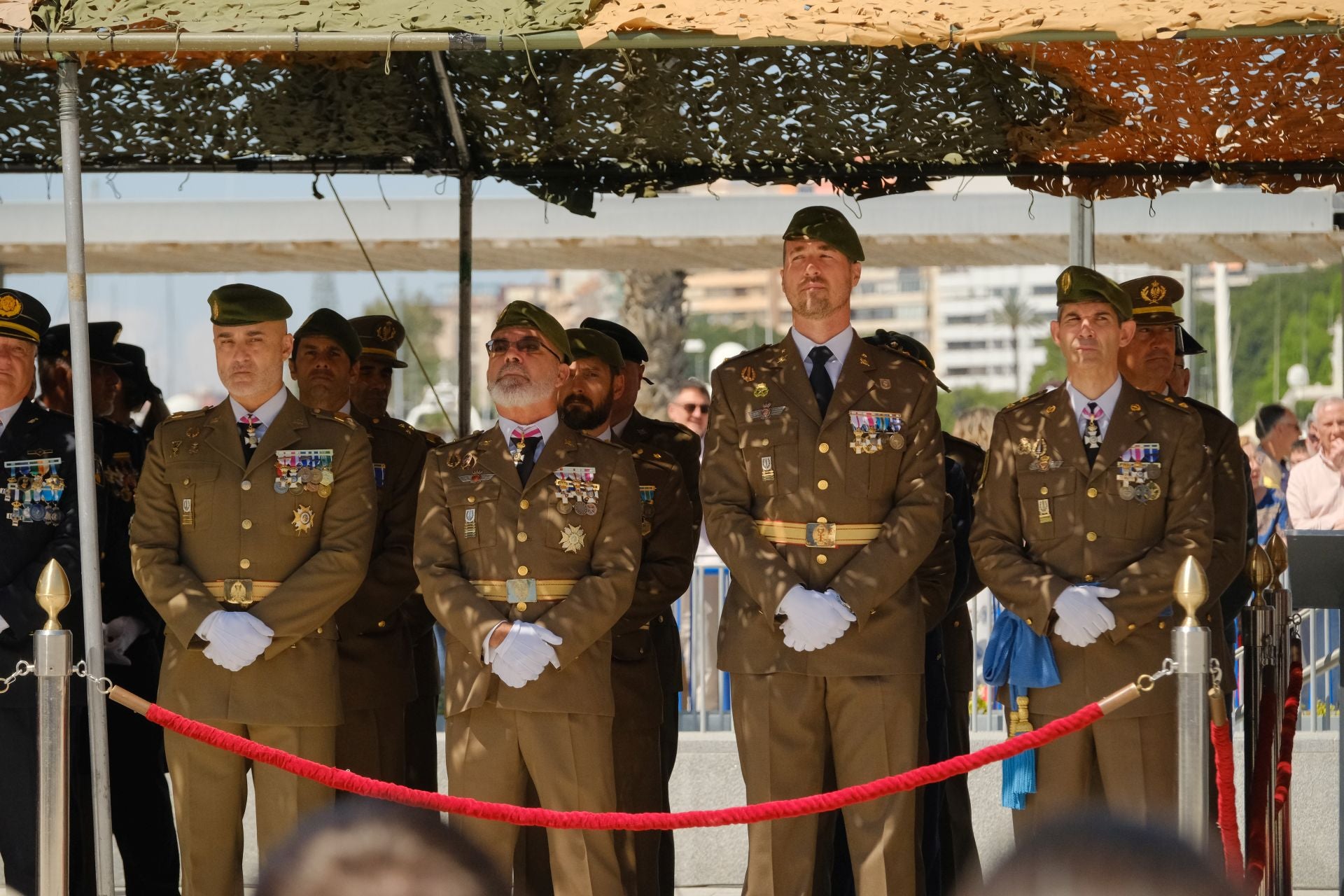 Más de mil personas juran la bandera de España con los &#039;boinas verdes&#039; en el Puerto de Alicante