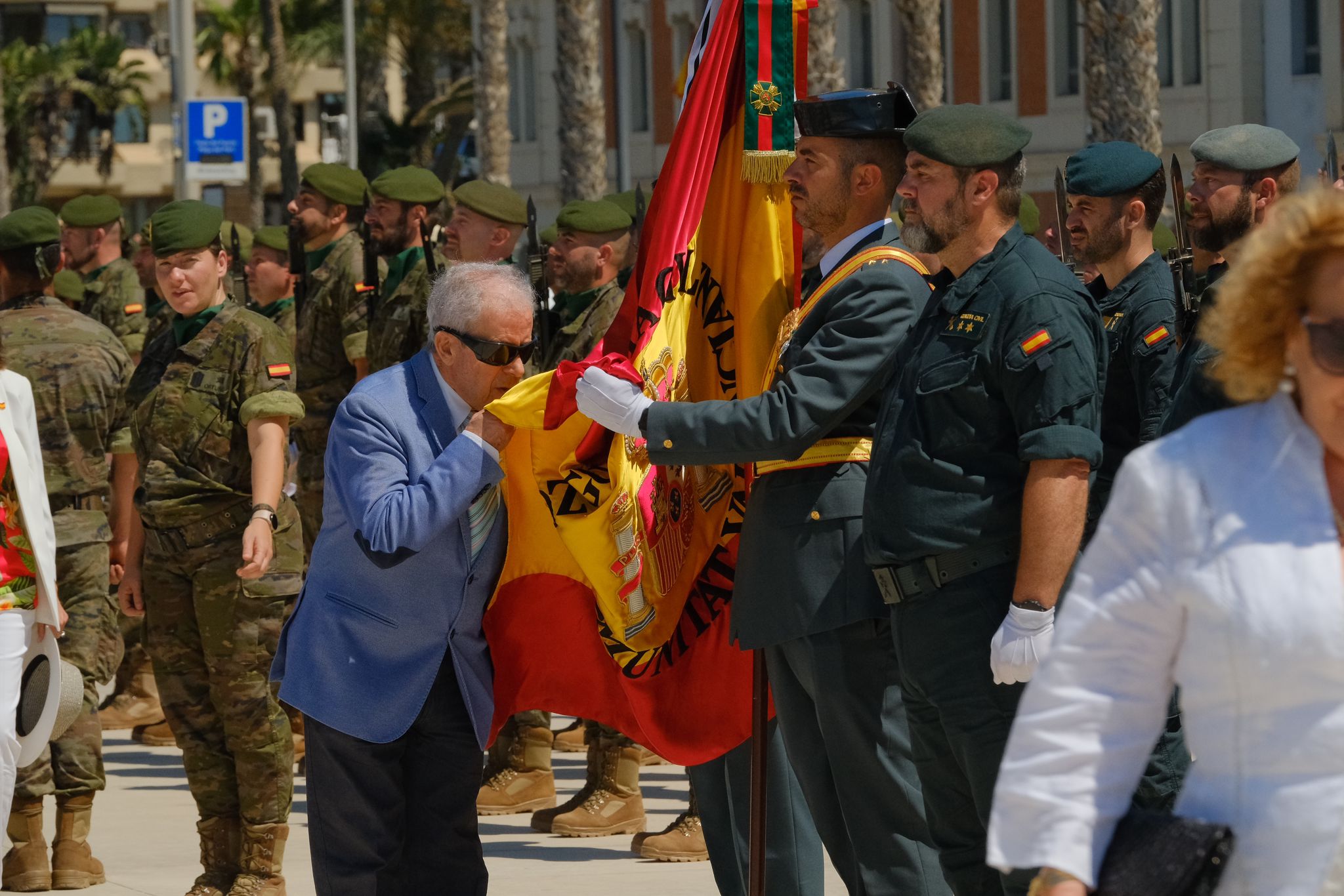 Más de mil personas juran la bandera de España con los &#039;boinas verdes&#039; en el Puerto de Alicante