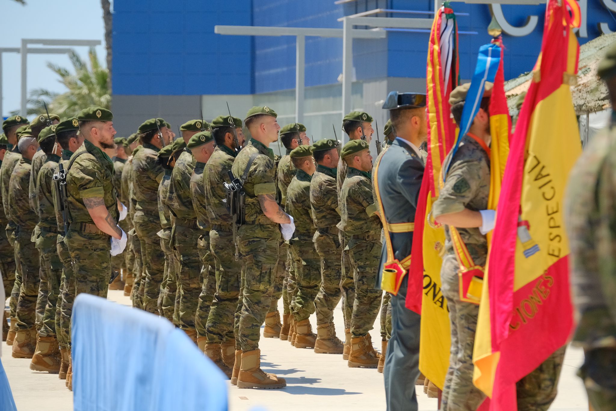 Más de mil personas juran la bandera de España con los &#039;boinas verdes&#039; en el Puerto de Alicante