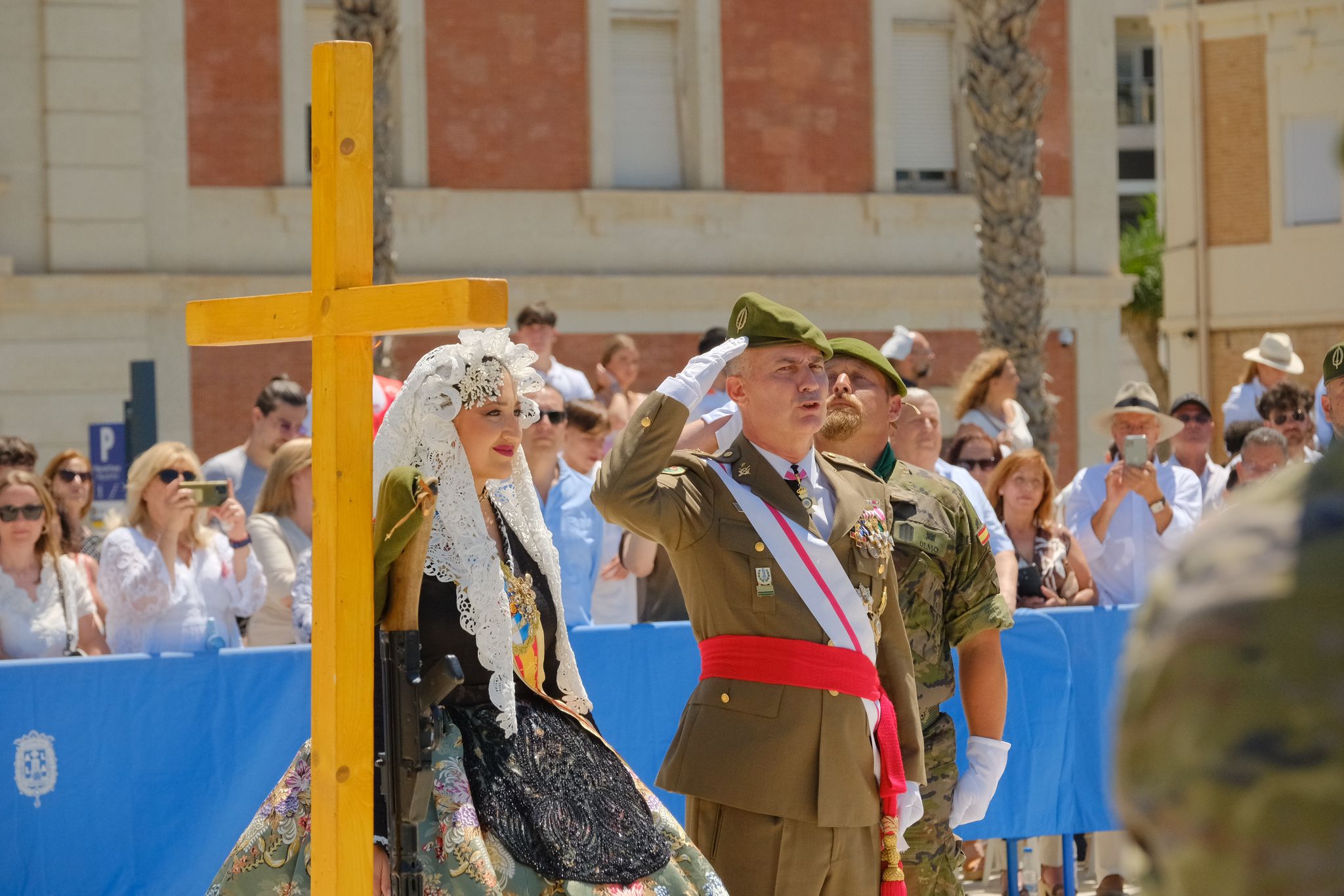 Más de mil personas juran la bandera de España con los &#039;boinas verdes&#039; en el Puerto de Alicante