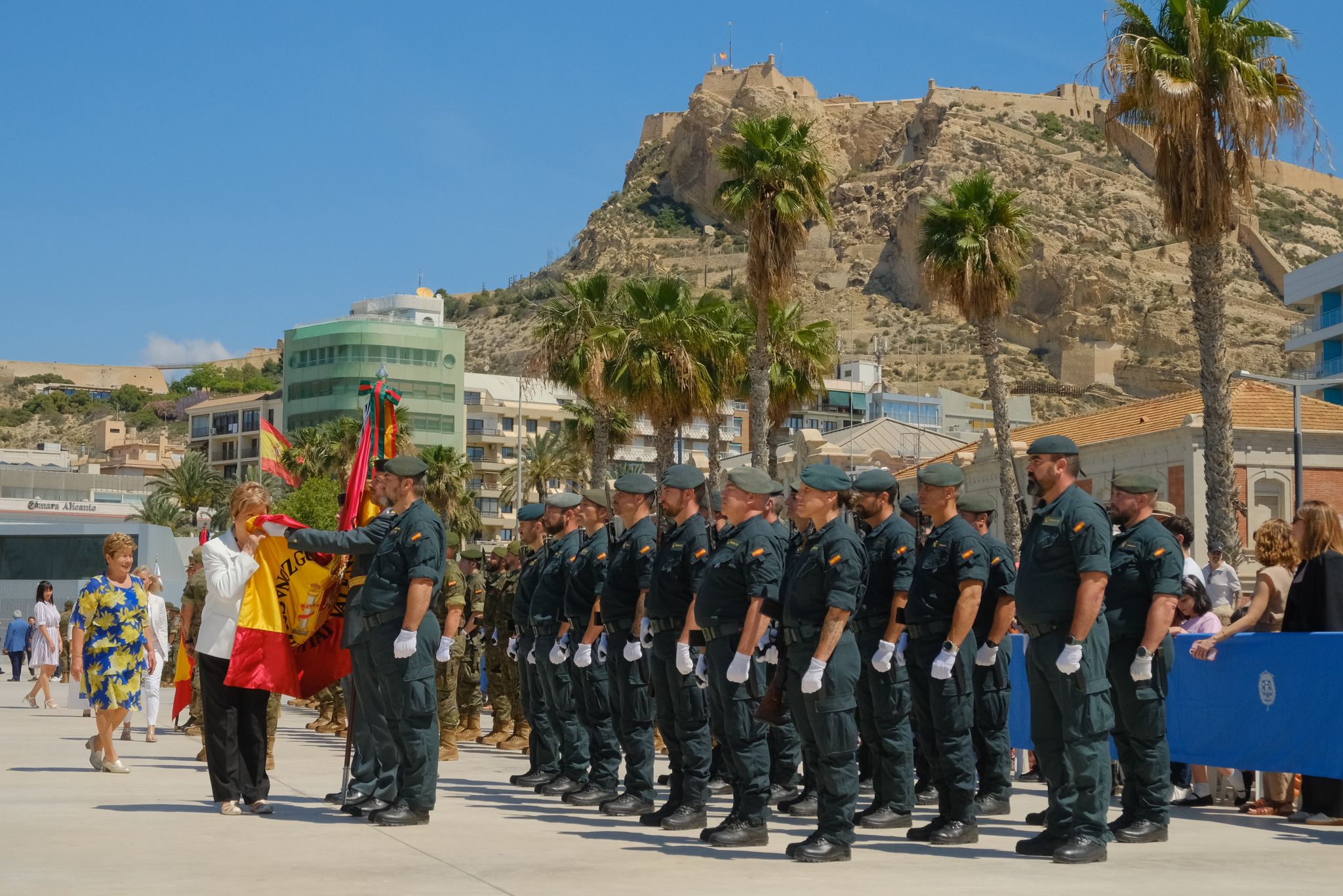 Más de mil personas juran la bandera de España con los &#039;boinas verdes&#039; en el Puerto de Alicante