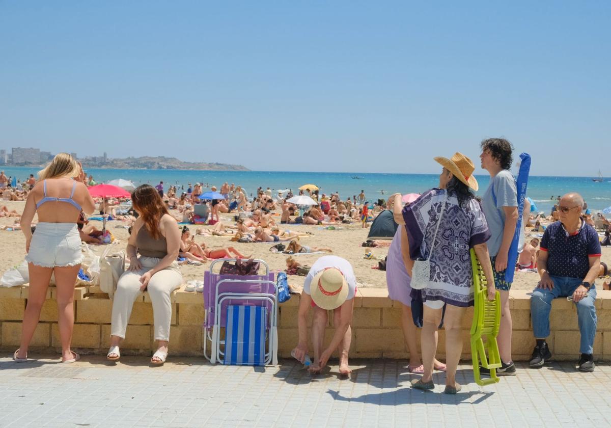 Playa de El Postiguet llena este sábado.