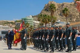 Más de mil personas juran la bandera de España con los 'boinas verdes' en el Puerto de Alicante