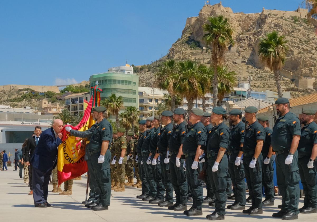 Más de mil personas juran la bandera de España con los 'boinas verdes' en el Puerto de Alicante